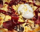 Foto del paso 4 de la receta: Pizza de setas al ajillo con cecina de León