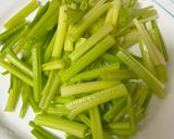 芹魷獨鐘-芹菜炒魷魚的食譜步驟1照片