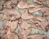 Foto del paso 4 de la receta: Chuletillas de Lechal al Horno con Patatas Gajo
