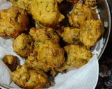 प्याज़ धनिया पकौड़ा (pyaz dhaniya pakoda recipe in Hindi) रेसिपी चरण 2 फोटो