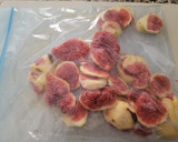 Foto del paso 2 de la receta: Carpaccio de higos, un buen jamón ibérico, queso brie y miel