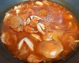 Foto langkah ke 3 dari resep Seafood Pedas Asam Manis.