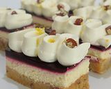 Foto langkah ke 19 dari resep Pecan Blondie Cheesecake with Blackcurrant.