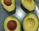 Foto del paso 1 de la receta: Ensalada fría y ligera de aguacate 🥑, gambas 🦐 y requesón 🧀
