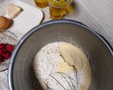 Foto langkah ke 3 dari resep Strawberry Cheese Muffin.