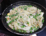 Foto del paso 3 de la receta: Merluza con guisantes
