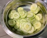 Une image de l'étape 2 de Salades de concombre à la crème, tomates, roquefort et aneth.