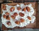 Foto del paso 3 de la receta: Tarta con galleta, duraznos y dulce de leche