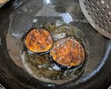 A picture of step 7 of Fried brinjals and potatoes.