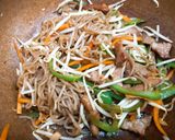 รูปขั้นตอนการทำที่ 5 ของ เส้นบุกผัดหมูเส้นพริกหวาน