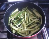A picture of step 1 of Pasta (Linguine) zucchine e capperi.