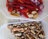 Foto langkah ke 1 dari resep 37. Tumis Kerang Bumbu Iris dan Parut.