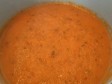 Puerros cocidos con salsa de tomate y huevo cocido