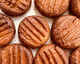 Foto del passaggio 7 della ricetta Biscotti al Burro di Arachidi con 3 ingredienti