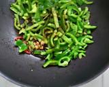 減脂便當(青椒菇菇、小黃瓜玉米、雞肉、燙炒青菜)的食譜步驟6照片