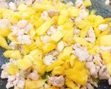 Hình bước làm 2 của món Tôm, thịt sốt dứa