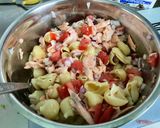Une image de l'étape 11 de Salade de pâtes au saumon, tomates, oignon rouge et feta.