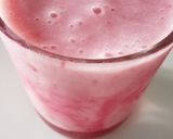 A picture of step 3 of Strawberry milkshake.