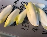 Une image de l'étape 2 de Salade de jeunes endives aux raisins et fourme d ambert.