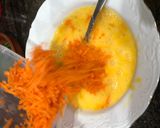 Foto del paso 3 de la receta: Rollitos de tortilla de zanahoria rallada, queso y perejil