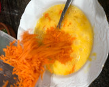 Foto del paso 3 de la receta: Rollitos de tortilla de zanahoria rallada, queso y perejil