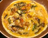 Foto del paso 5 de la receta Tortilla de ajetes y gamba roja!!