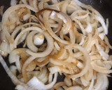 Foto del paso 2 de la receta: Solomillo al whisky encebollado con pasas