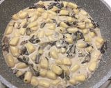 Foto del passaggio 3 della ricetta Gnocchi con radicchio, gorgonzola e noci