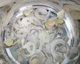 Foto del paso 3 de la receta: Calamares guisados con gambas y guisantes