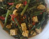 Foto langkah ke 3 dari resep Tumis kangkung pedas.