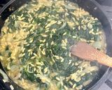 Une image de l'étape 5 de Boulettes de poulet aux jeunes épinards frais et orzo 🐓.