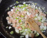 Foto del paso 3 de la receta: Espaguetis de calabacín con gambitas