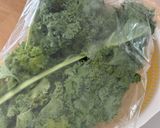 Hình bước làm 1 của món Kale Salad & Cách Làm Mềm Cải Xoăn