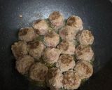 Foto langkah ke 2 dari resep Semur bola daging cincang.