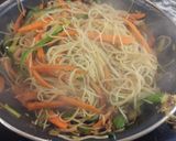 Foto del paso 4 de la receta: Salmón con soja, sésamo y fideos salteados con verduras