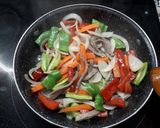 Foto del paso 4 de la receta: Tallarines con verduras, ternera y soja