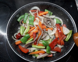 Foto del paso 4 de la receta: Tallarines con verduras, ternera y soja