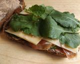 Foto del paso 2 de la receta: Bocadillo de jamón, queso gouda y hojas de kale