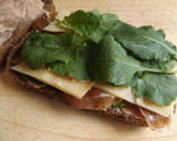 Foto del paso 2 de la receta: Bocadillo de jamón, queso gouda y hojas de kale