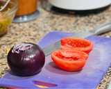 Foto del paso 2 de la receta: Timbal de salmón 🍣 🥑 🍅 🧅