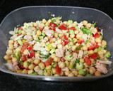 Foto del paso 2 de la receta: Ensalada de garbanzos con atún, pencas de apio y guindilla
