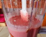 Foto langkah ke 2 dari resep Strawberry Smoothie dengan Yogurt.