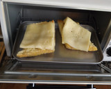 Foto del paso 4 de la receta: Bocadillo de pan de maíz con jamón, quesos y brotes