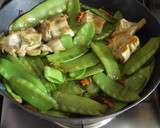 Foto del paso 3 de la receta: Tirabeques y alcachofas con bacon ahumado y ajo