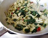 Foto del passaggio 4 della ricetta Tagliatelle alla polvere di moringa con verdure di stagione