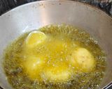 A picture of step 3 of Kashmiri dum aloo.