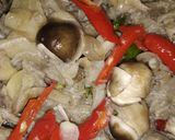Foto langkah ke 4 dari resep Tumis pedas jamur sawit.