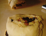 Foto del paso 13 de la receta: Pan dulce esponjoso con chips de chocolate, nueces y almendras