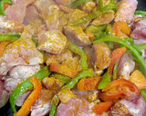Foto del paso 4 de la receta: Magro de pavo al curry con pimientos