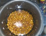 A picture of step 1 of Kala chana masala.